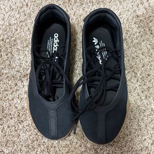 Taekwondo Mei Ballet adidas Black Low-Profile Lace-Up Sneakers with Gum Outsole